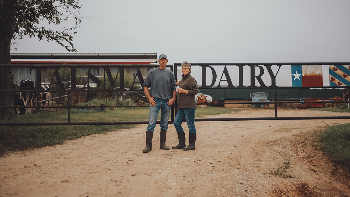 Hendrik and Jantsje Talsma in front of the Talsma Dairy.